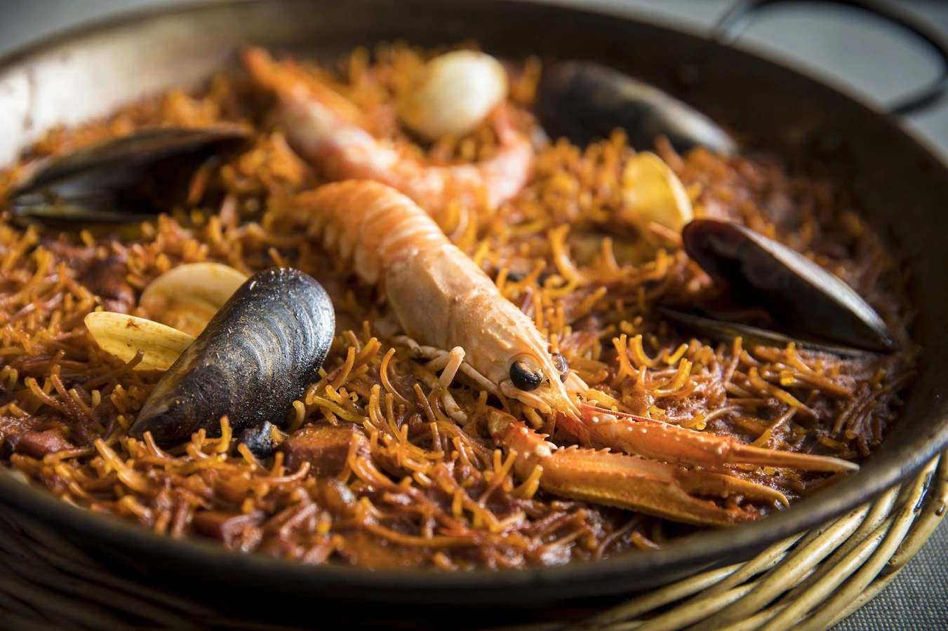 The best fideuà in Barcelona: where the sea cooks slowly